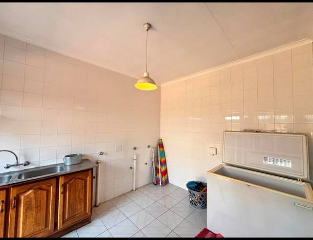 6 BEDROOM HOUSE FOR SALE IN DIE HOEWES